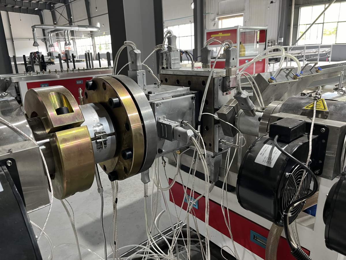 Dây chuyền sản xuất khung cửa sổ và cửa ra vào bằng PVC